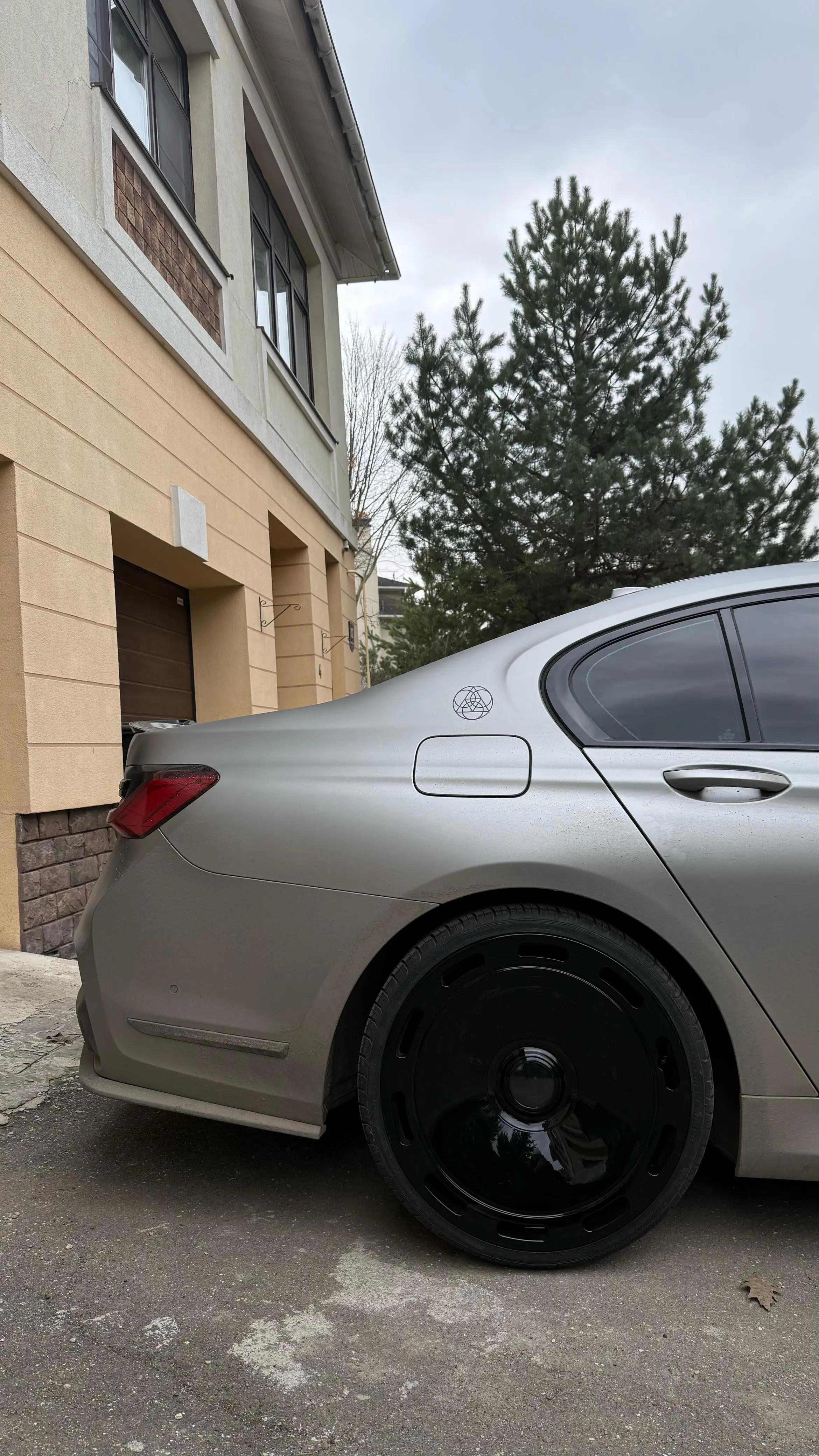 BMW 7 Series G12 на 22" кованых дисках нашего производства.  фото 4